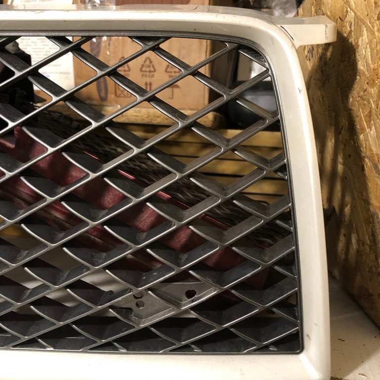 Subaru Forester front Grille SG5 2005 - Image 5